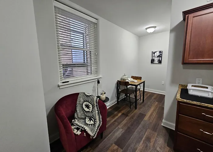 Cozy King Bed Stay At The Historic Inman - 201