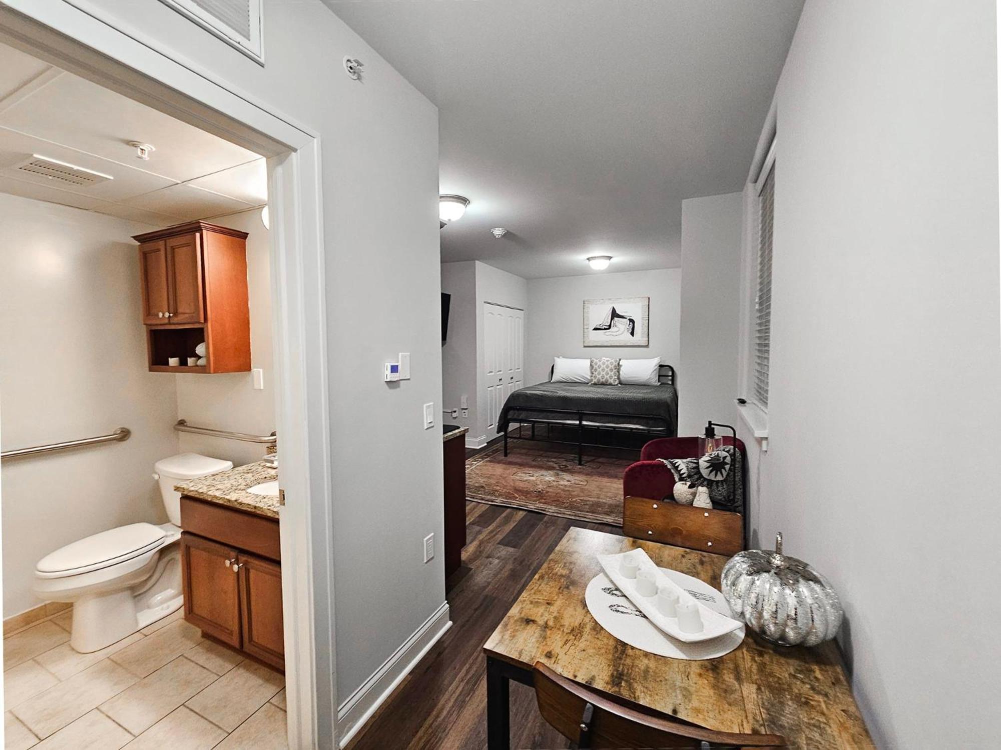 Apartment Cozy King Bed At The Historic Inman - 201 *