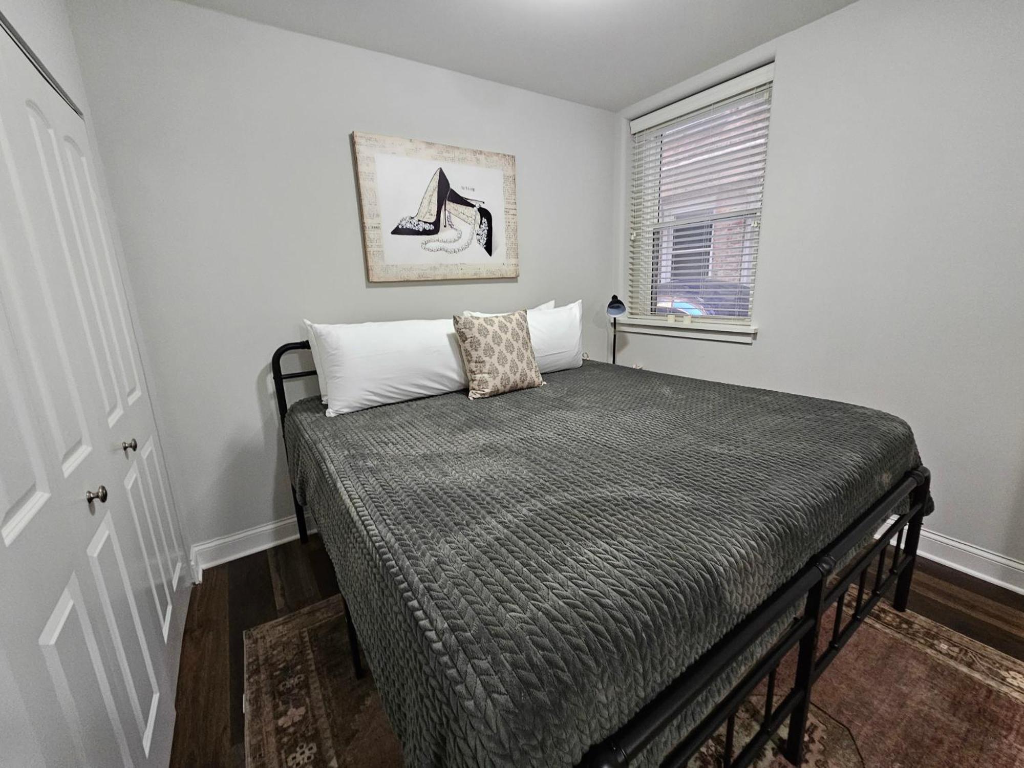 Cozy King Bed At The Historic Inman - 201 Apartment *