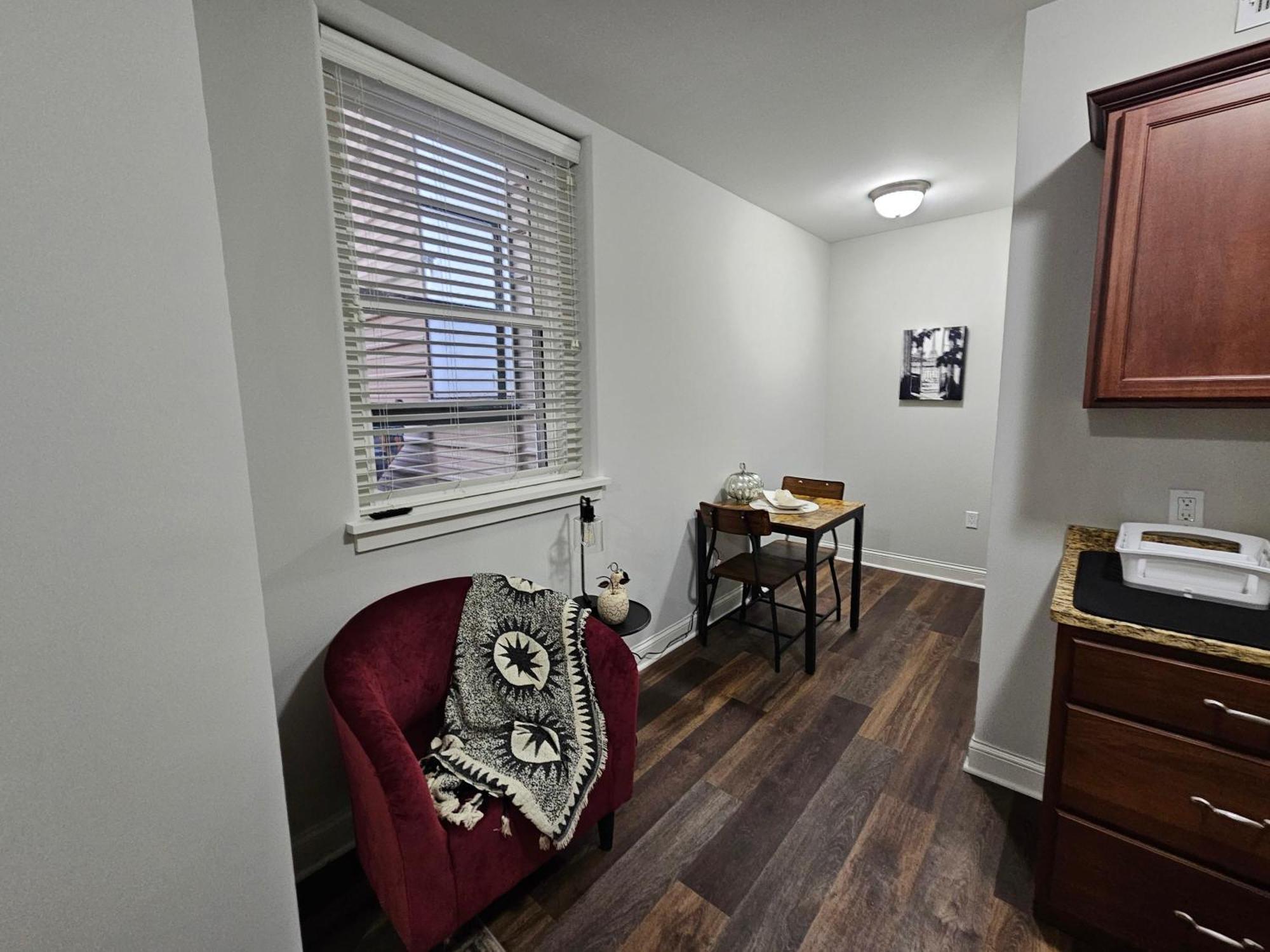 Apartment Cozy King Bed At The Historic Inman - 201 Champaign