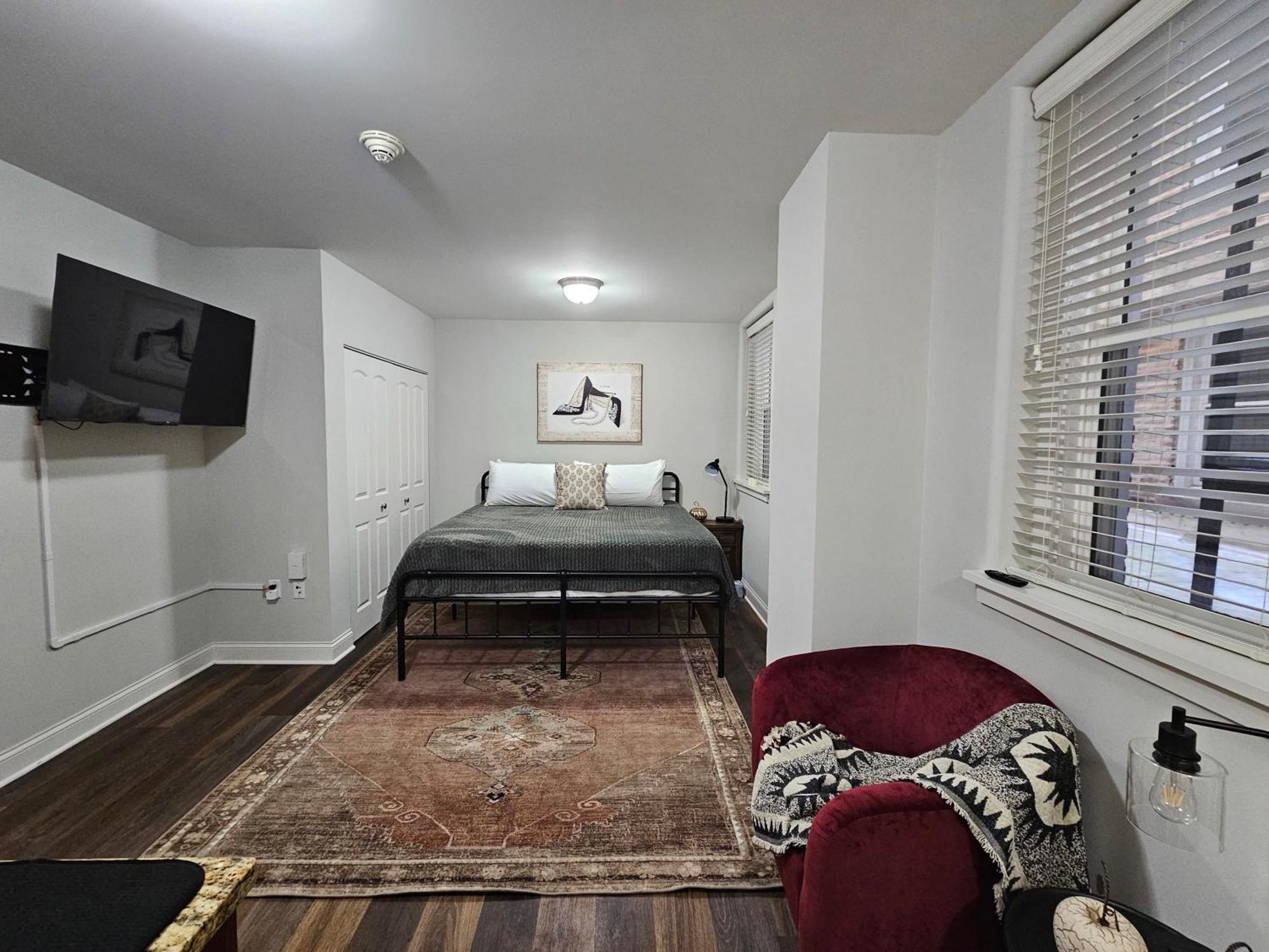 Cozy King Bed At The Historic Inman - 201